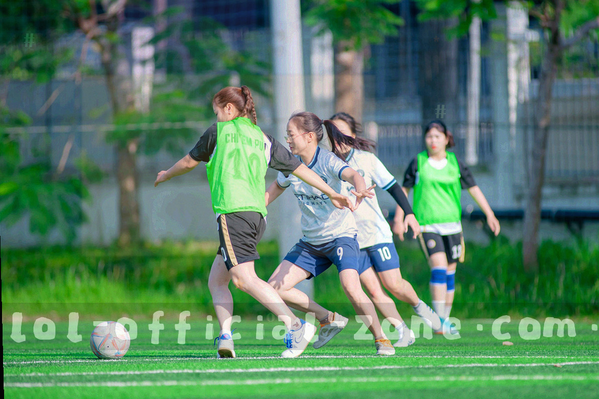 会员价格、积分费用、服务清单与更新记录四个抽象标签的叠层示意，以霓虹青与熔金橙区分