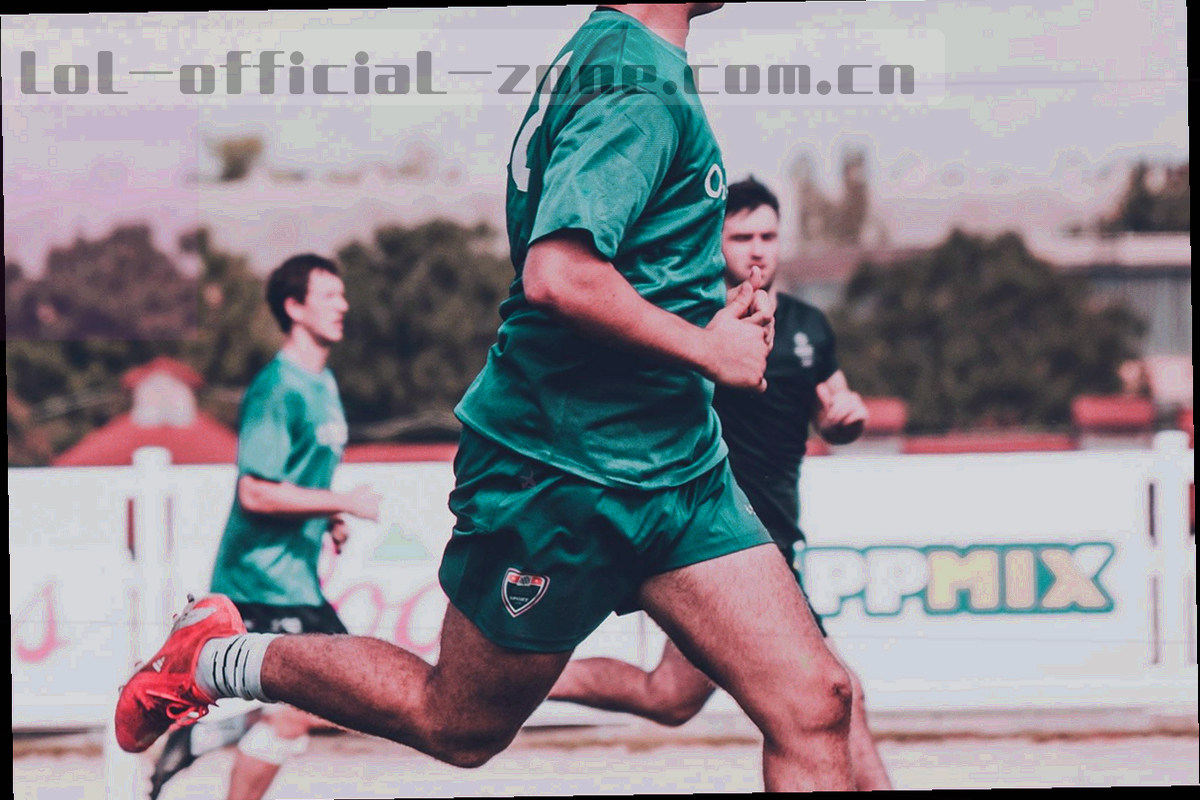 深色背景上流动的数据线条与叠层纸张卡片，角落带印刷边框标签，画面中没有人物